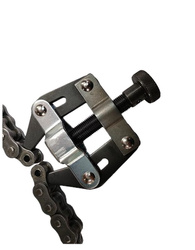 A DEVICE THAT FACILITATES THE ASSEMBLY AND DISASSEMBLY OF THE RIGGING AND CHAIN CLIP (FOR CONNECTING THE CHAIN)